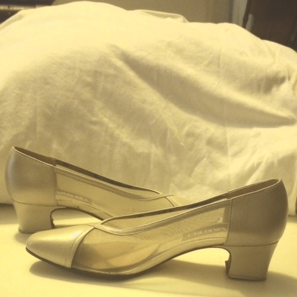Narrow Cream Chunky Heel Classic Pumps